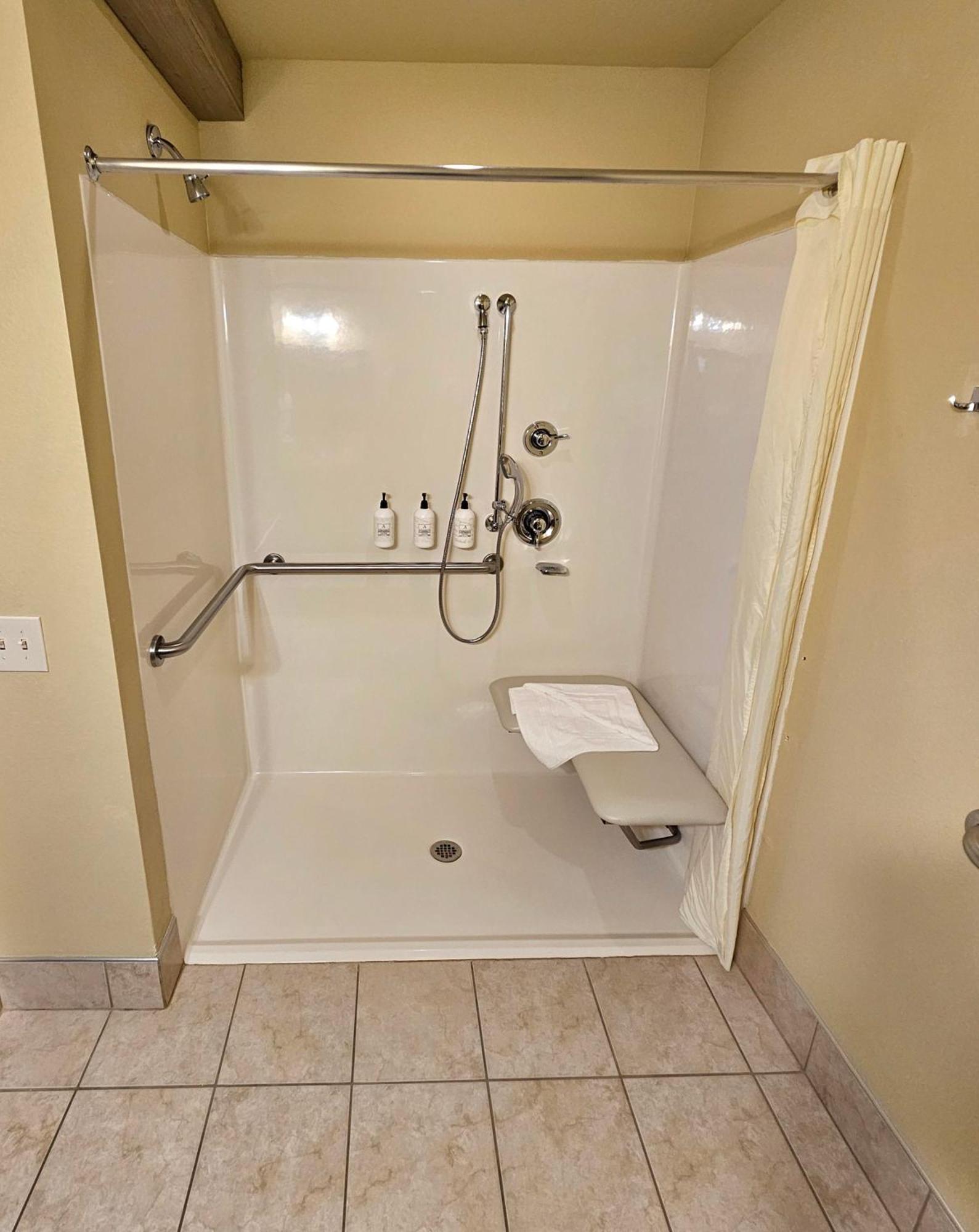 Cobblestone Inn & Suites - Clintonville Zewnętrze zdjęcie